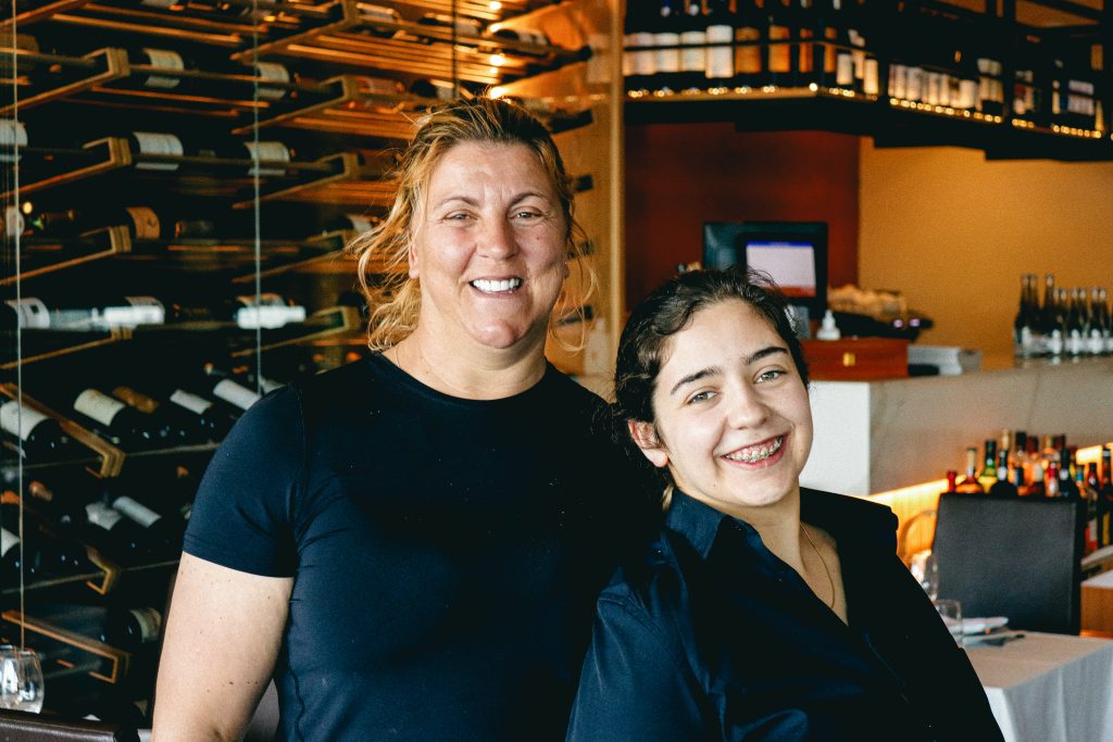 Duas colaboradoras do Restaurante A Margem Marisqueira de Vila Nova de Gaia